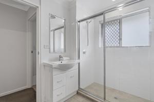 Charming 3-bed Apartment near Local Shops