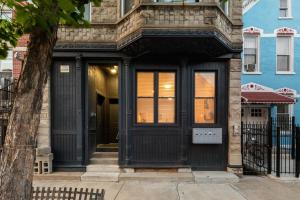 Spacious Pilsen 4 Bed 4 Bath Family Retreat