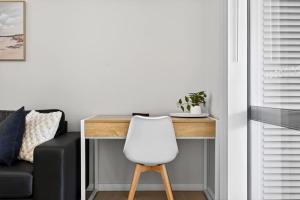 Sunny Stay in Rockingham 2BR Apartment Close to Beach Shops & Parks