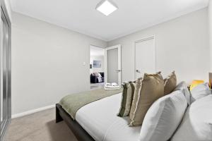 Sunny Stay in Rockingham 2BR Apartment Close to Beach Shops & Parks