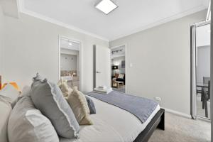 Sunny Stay in Rockingham 2BR Apartment Close to Beach Shops & Parks