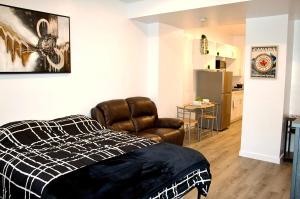 Cozy Bachelor Suite with Kitchenette - Near Downtown