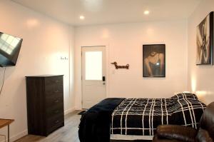 Cozy Bachelor Suite with Kitchenette - Near Downtown
