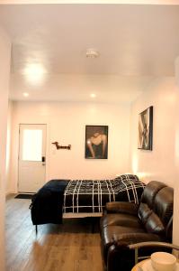 Cozy Bachelor Suite with Kitchenette - Near Downtown