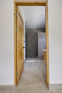 Casa Cretaceous Modern villa 10 min walk to the beach