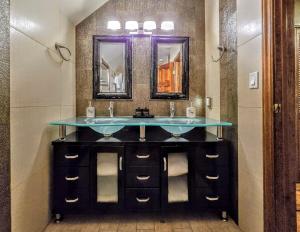 Vegas Speakeasy I HotTub I Pool I Games I Stadium