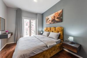 Vista Luxe Balcony with Free Private Parking