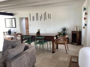 Maisons de vacances Maison de campagne, 136 M2, 4 pers, grande piece de vie, 2 chambres, 2 salons, Cantal : photos des chambres