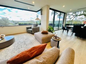 6BR Stunning Waterview & Private Pool