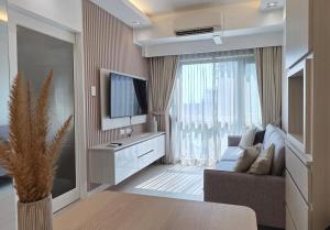 Center of BGC- Your Home In Forbeswood Parklane