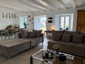 Maisons de vacances Maison de campagne, 136 M2, 4 pers, grande piece de vie, 2 chambres, 2 salons, Cantal : photos des chambres
