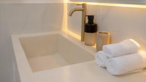 Villa Grega Mykonos, 2Br walking to Padang Padang beach Uluwatu