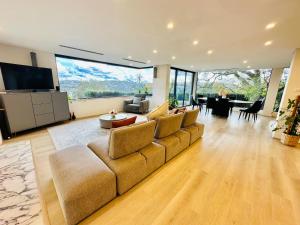 6BR Stunning Waterview & Private Pool