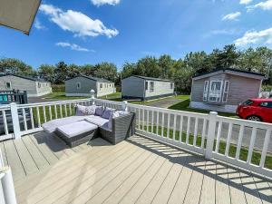 Beautiful 8 Berth Caravan With Decking At Broadland Sands In Suffolk Ref 20017Cv