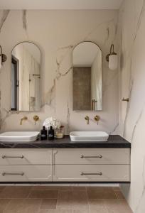 Cinque House - Close to Berry