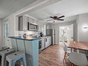 Bloomfield, Pittsburgh Bright and Spacious TWO Bedroom Apt with Free Parking