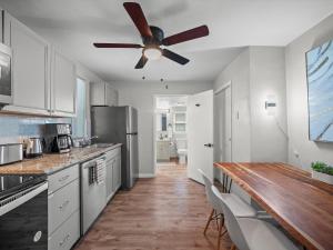 Bloomfield, Pittsburgh Bright and Spacious TWO Bedroom Apt with Free Parking