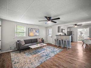 Bloomfield, Pittsburgh Bright and Spacious TWO Bedroom Apt with Free Parking