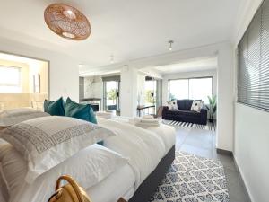 ThirtyTwoB on Salmon Bay