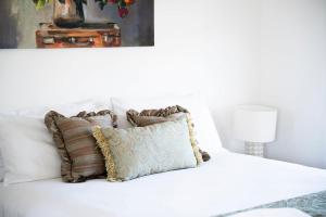 The Elm Apartments - The Gold Room