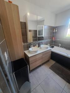 Villas Calme, jardin, ensoleille, piscine a 10 mn d- Aix : photos des chambres