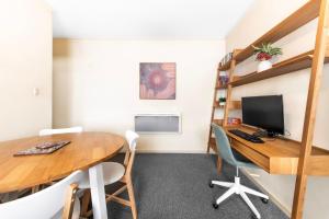 1-Bedroom Apartment with Complete Desk Setup