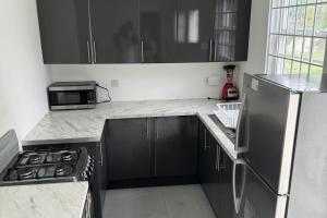 1 Bed - Sleeps 4 - Parking - 5 Min to Beach