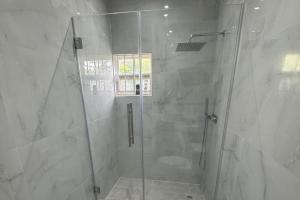 1 Bed - Sleeps 4 - Parking - 5 Min to Beach