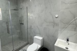 1 Bed - Sleeps 4 - Parking - 5 Min to Beach