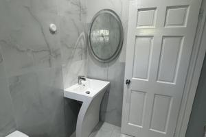 1 Bed - Sleeps 4 - Parking - 5 Min to Beach