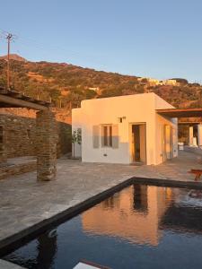 Villa AVRA, a serene Cycladic villa with private pool overlooking the Aegean Sea