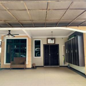 4-room double storey house, 10km KLIA