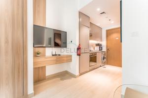 Modern Studio with Huge Balcony, Near Dubai Canal and Mins to Downtown Dubai, Fawad Azizi Residence, Al Jaddaf by Deluxe Holiday Homes