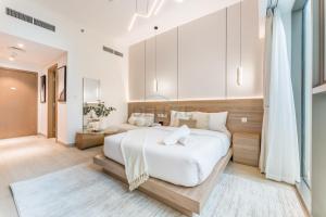 Modern Studio with Huge Balcony, Near Dubai Canal and Mins to Downtown Dubai, Fawad Azizi Residence, Al Jaddaf by Deluxe Holiday Homes