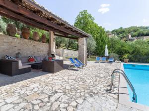 Gorgeous Mansion in Ripabottoni with Swimming Pool