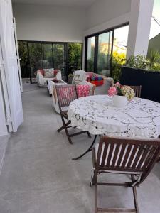 Maisons de vacances La maison de violette piscine et mer : photos des chambres