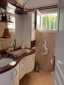 Maisons de vacances La maison de violette piscine et mer : photos des chambres