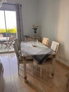 Maisons de vacances La maison de violette piscine et mer : photos des chambres