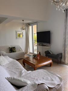 Maisons de vacances La maison de violette piscine et mer : photos des chambres