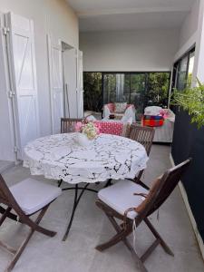 Maisons de vacances La maison de violette piscine et mer : photos des chambres