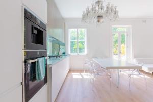 Knightsbridge 1BD Flat with Private Balcony