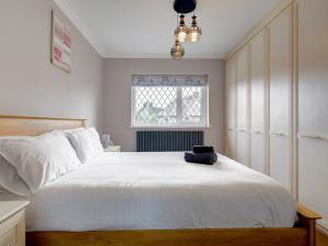 Spacious Heald Green Home with Free Parking - Pass the Keys