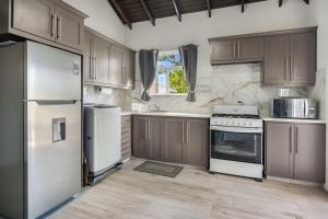 Serene Escape - Central & Modern