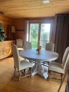 B&B / Chambres d'hotes Cottage atypique avec piscine & acces au lac 6 personnes : photos des chambres