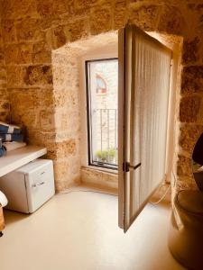 Hydria Guest House Art Gallery Dimora d artista con terrazza e vasca idromassaggio nel cuore del borgo antico Artists Home with terrace and jacuzzi in the heart of the old town