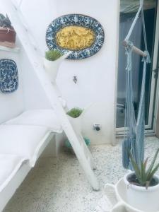 Hydria Guest House Art Gallery Dimora d artista con terrazza e vasca idromassaggio nel cuore del borgo antico Artists Home with terrace and jacuzzi in the heart of the old town