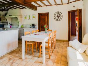 Villa in Biטvre with garden