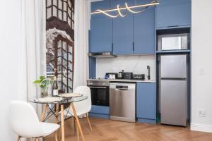 Stylish 1st-Floor Studio with Balcony in Cape Town