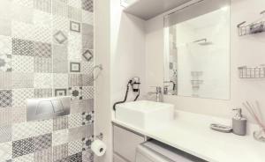 Lagoon Beach Apartment with Pool and Ocean Views