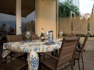 Lakefront Retreat with Garden